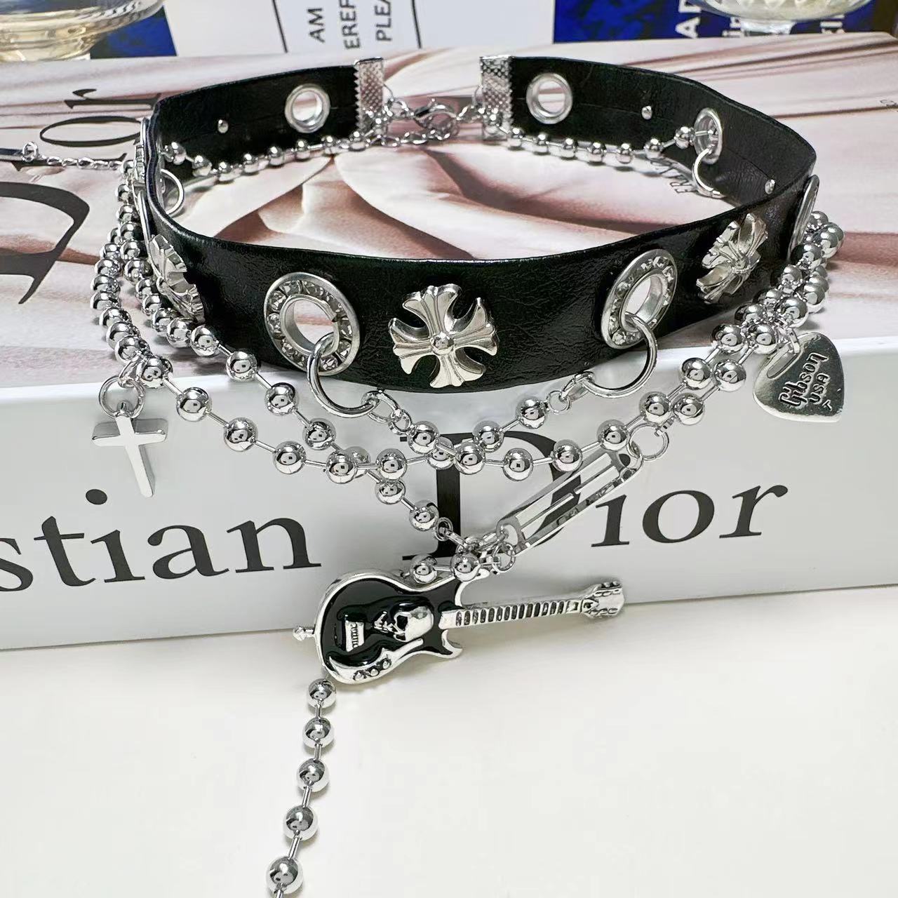 Designer-Gitarren-Halsband im Gothic-Stil