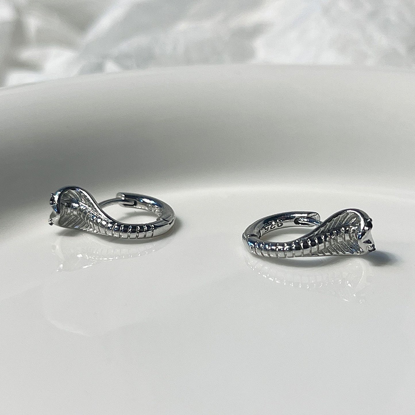 Schicker Unisex-Designer-Ohrclip mit kleiner Kobra-Schlange