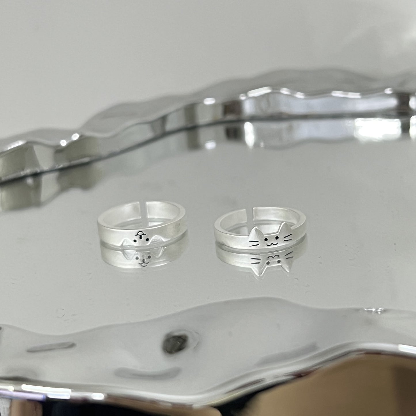 Süße offene Ringe aus Silber mit Katze und Hund