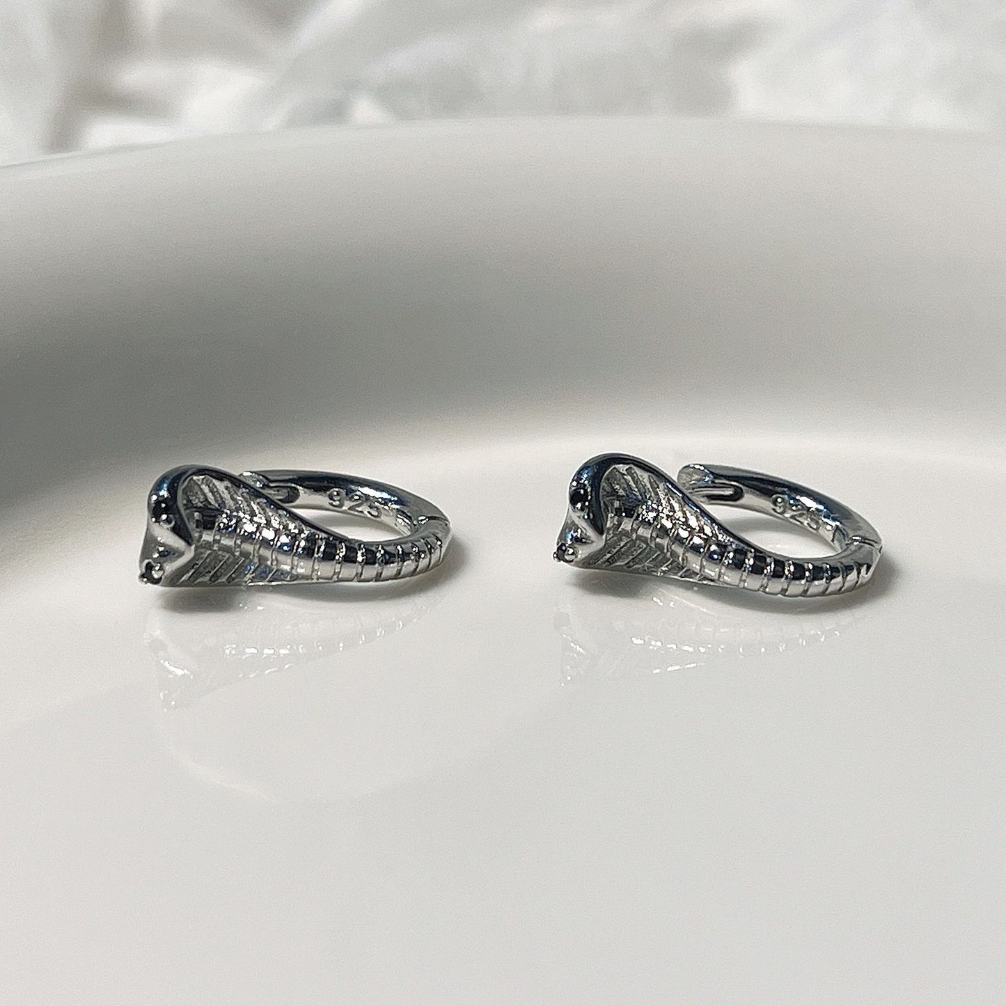 Schicker Unisex-Designer-Ohrclip mit kleiner Kobra-Schlange