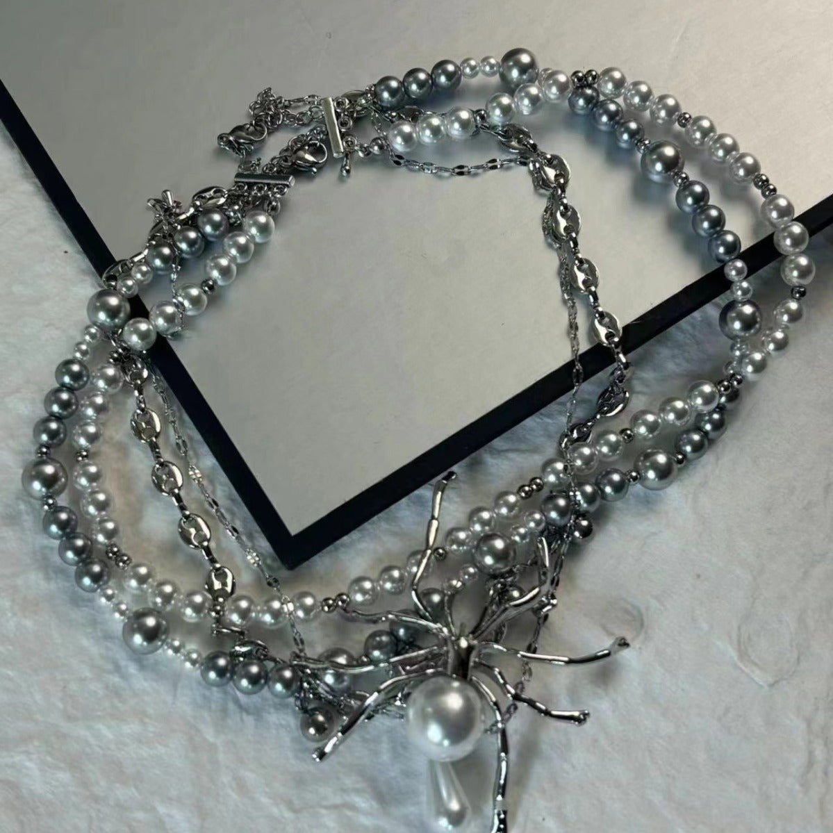 Spicy Girl – Halsband mit weißen Spinnenperlen