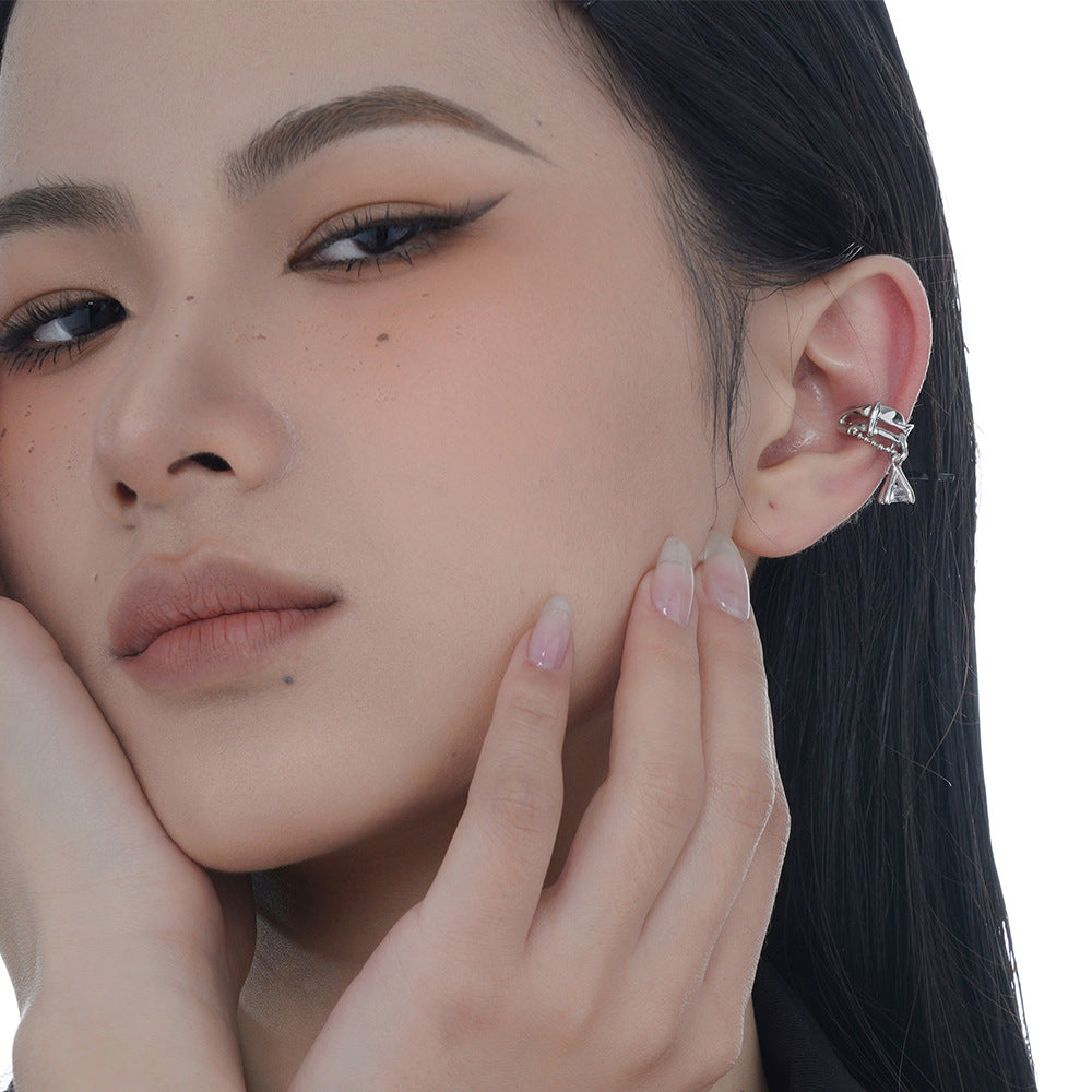 Wunderschöner Ohrring aus S925er Silber mit glänzenden Strasssteinen (einzeln)