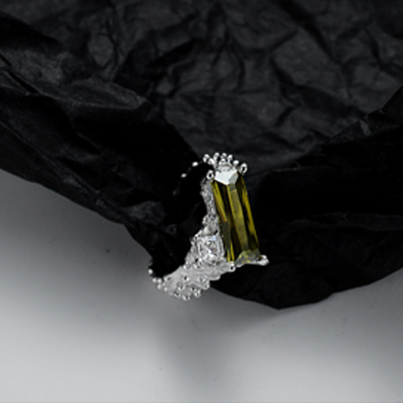 Designer Ohrklemme aus S925 Silber mit grünem Strass