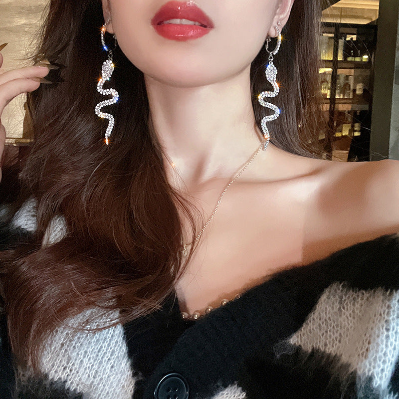 Creolen mit Schlangenmotiv und glänzendem Strass