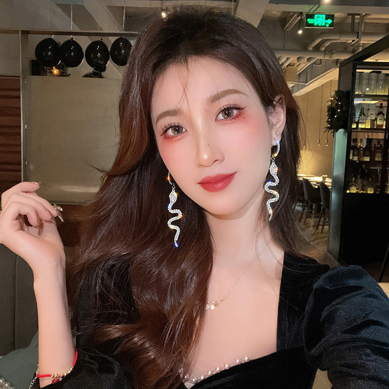 Creolen mit Schlangenmotiv und glänzendem Strass