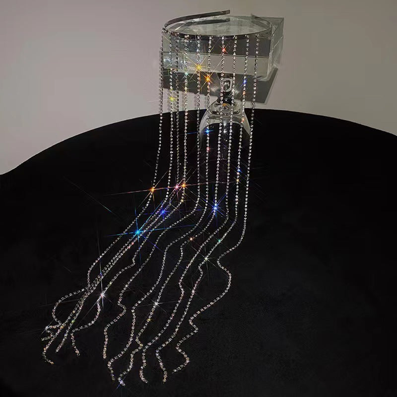 Ausgefallene lange Haarnadel mit Quaste und Strasssteinen