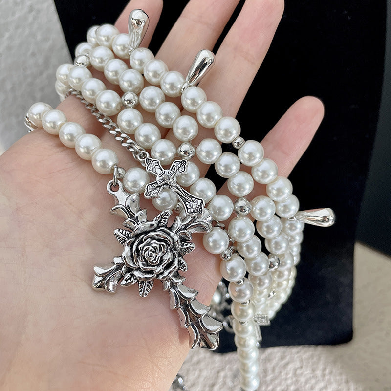 Schickes Designer-Halsband mit Barockperlen und Kreuzverzierung