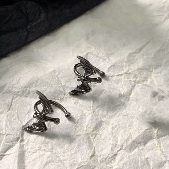 Niedlicher kleiner Unisex-Ohrclip aus Metall mit Fledermausmotiv (ein Paar)