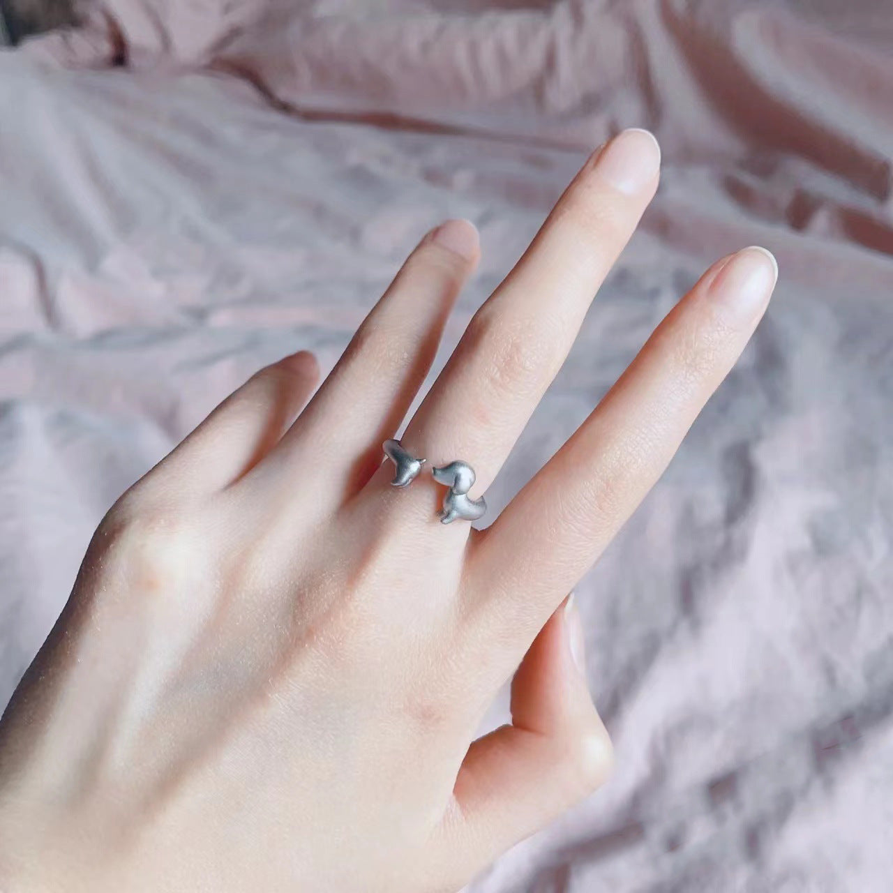 Verstellbarer Ring mit süßem Dackel aus Silber