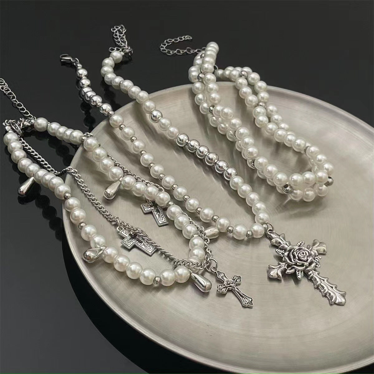 Schickes Designer-Halsband mit Barockperlen und Kreuzverzierung