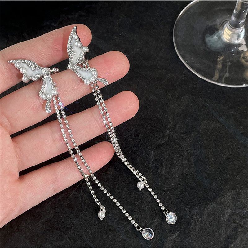 Schicker Ohrring mit Schmetterlings-Strasssteinen und langer Quaste (kein Ohrlochstechen)