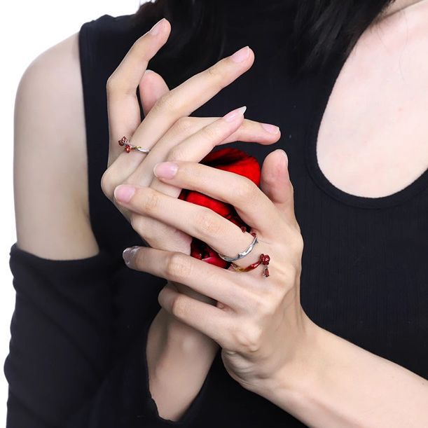 Romantischer offener Designer-Ring mit roter Blutrose