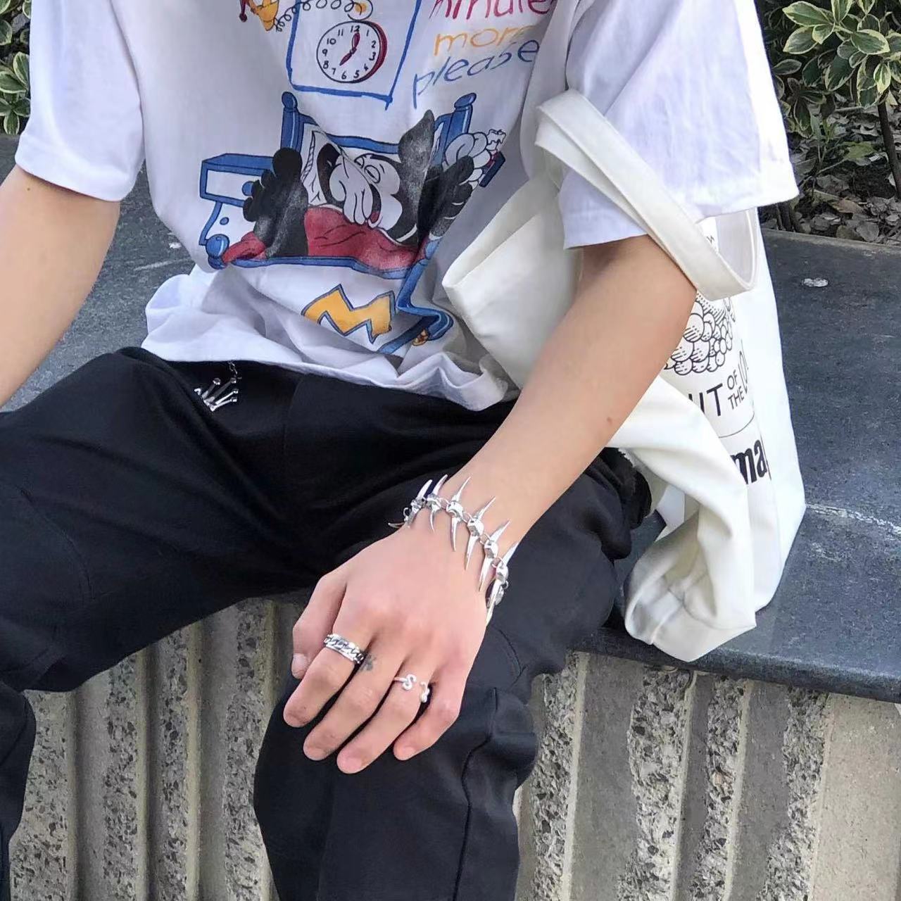 Schickes Unisex-Armband aus silbernem Dornenfischgrätenmuster