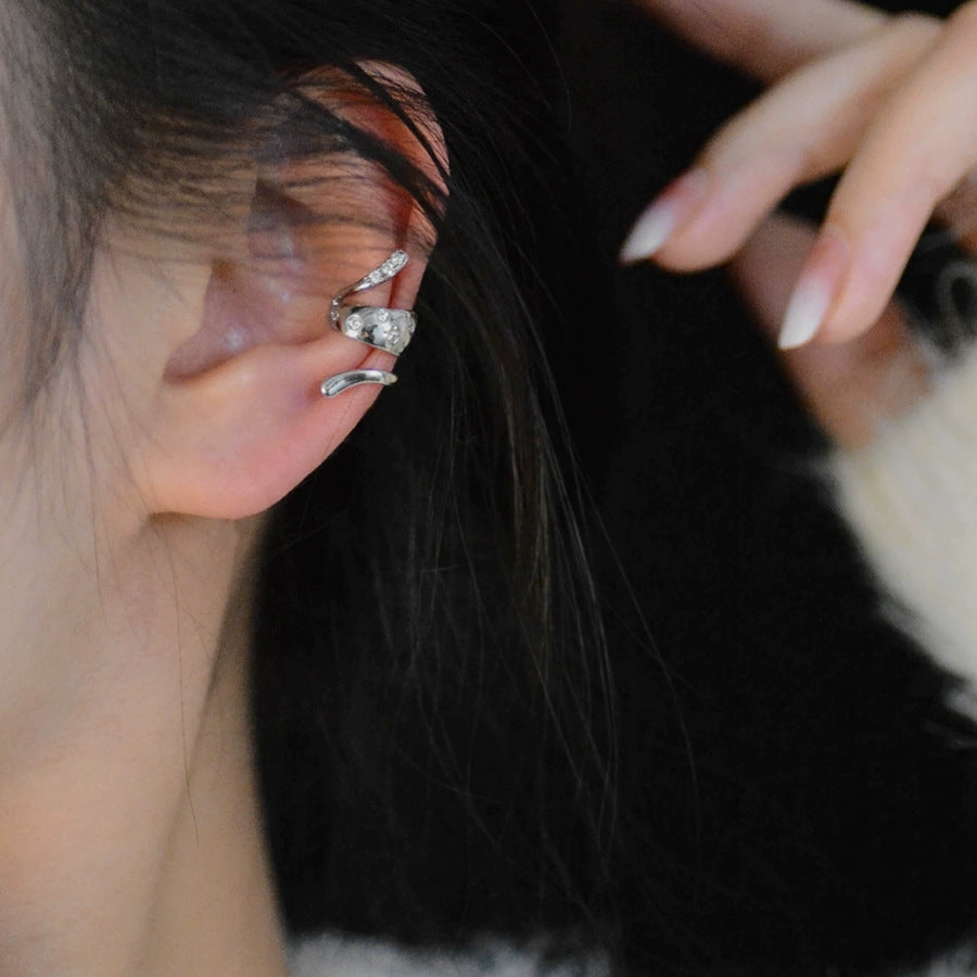 Schicker, silberfarbener Ohrring mit glänzendem Schlangen-Strass (einzeln)