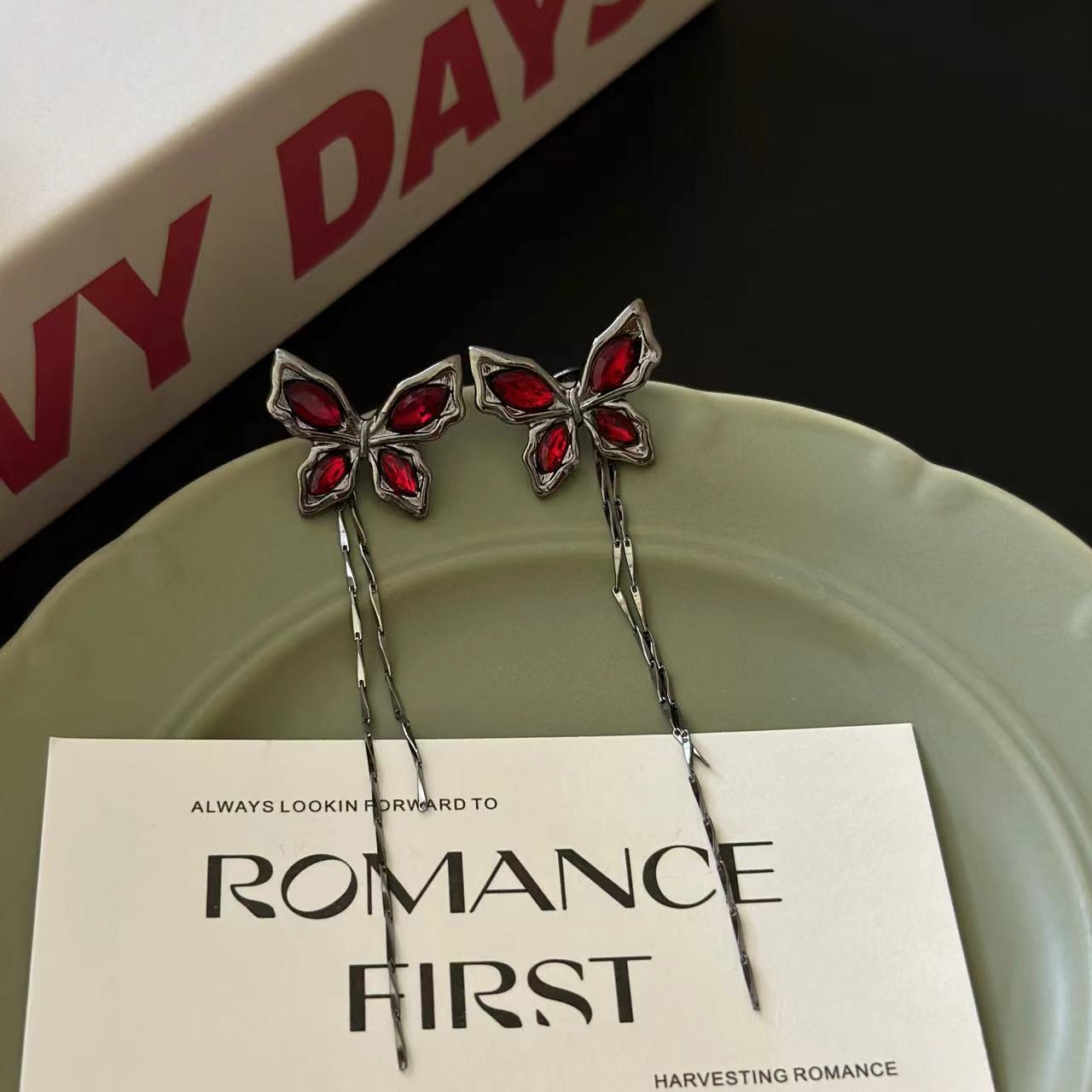 Dunkelroter Spicy Girl Butterfly-Ohrring (kein Ohrlochstechen erforderlich)