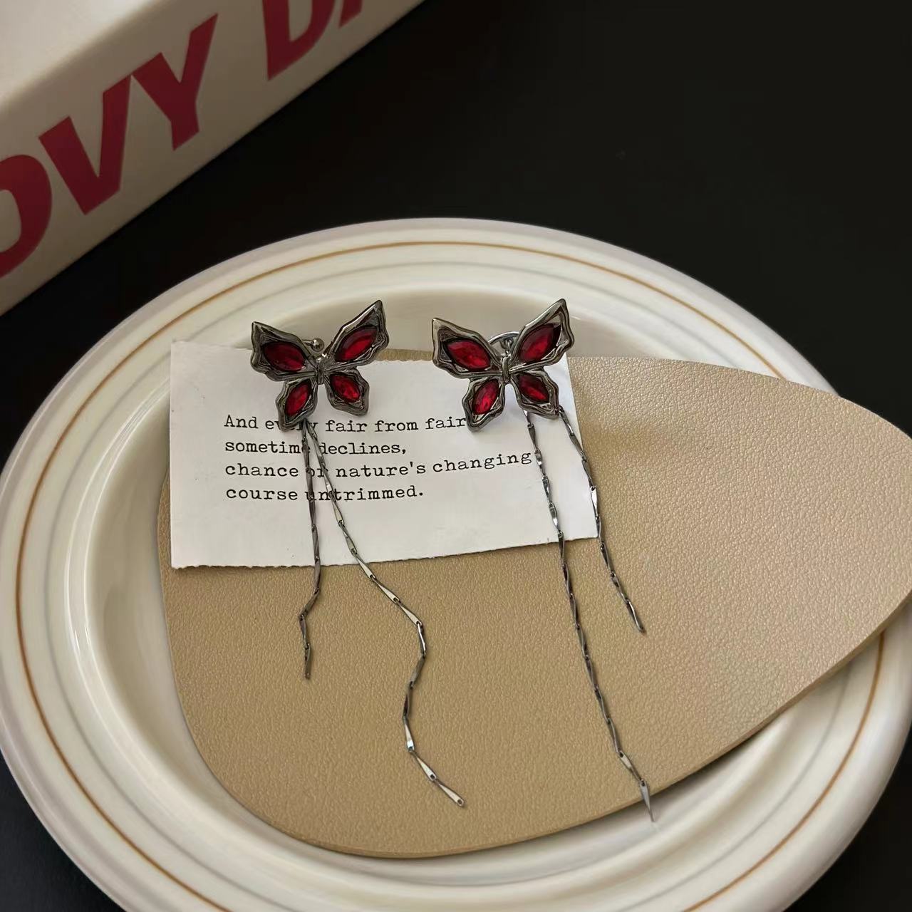 Dunkelroter Spicy Girl Butterfly-Ohrring (kein Ohrlochstechen erforderlich)