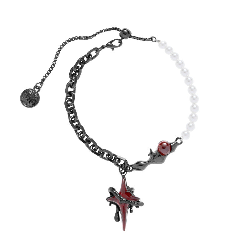 Armband mit weißen Perlen im Gothic-Stil mit blutigem Stern
