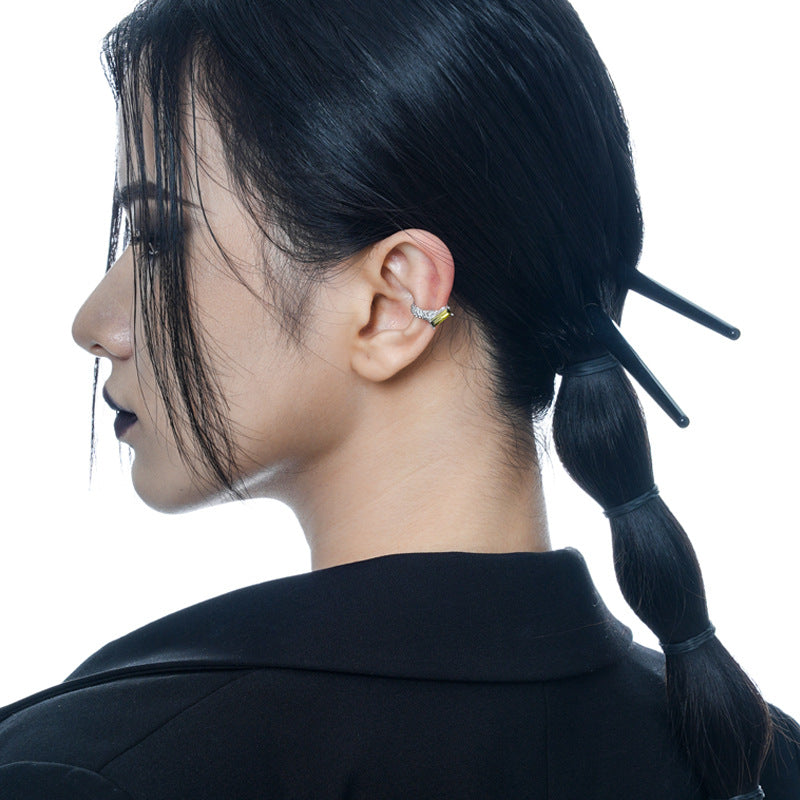 Designer Ohrklemme aus S925 Silber mit grünem Strass