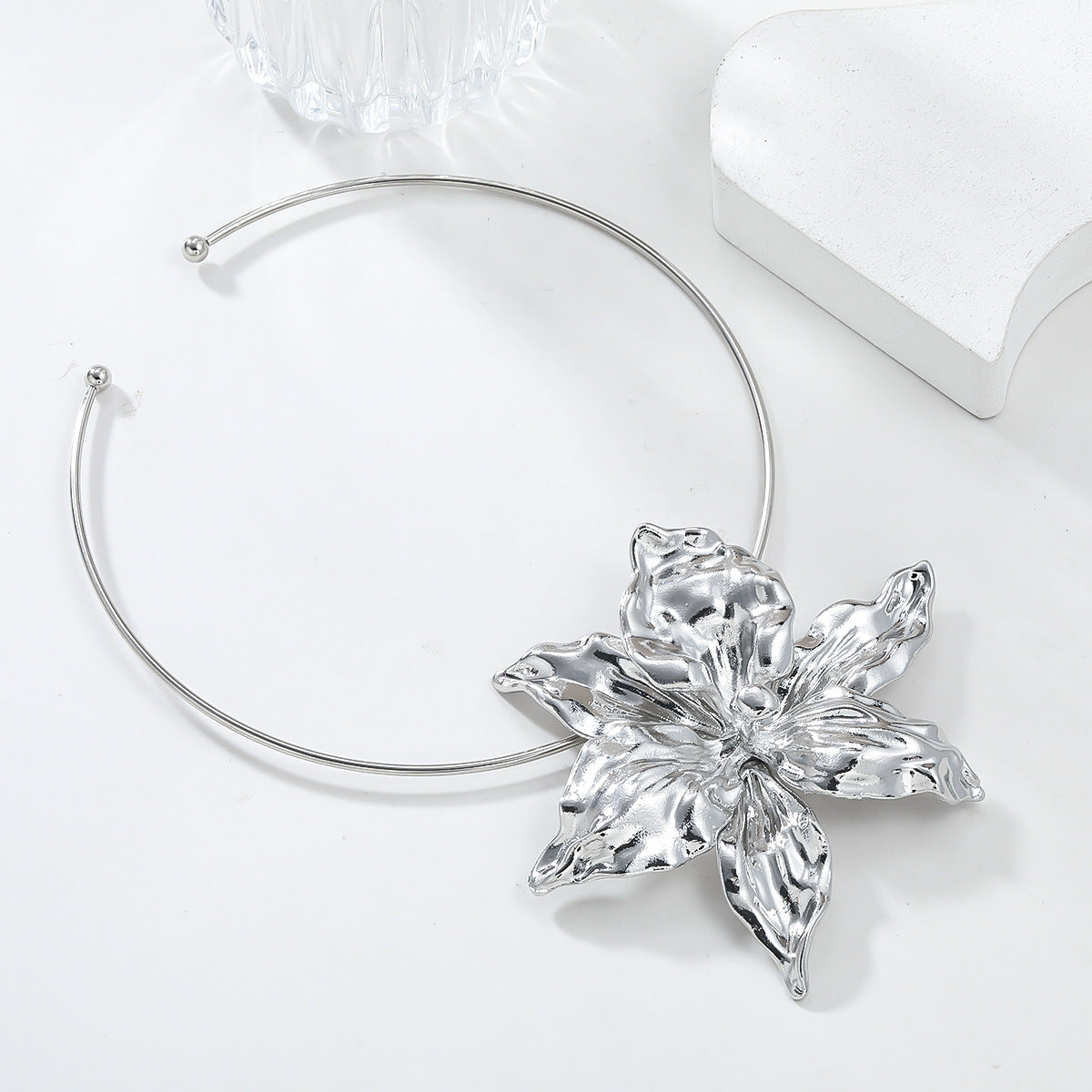 Ausgefallene Halskette mit großer Blume aus Metall für Damen