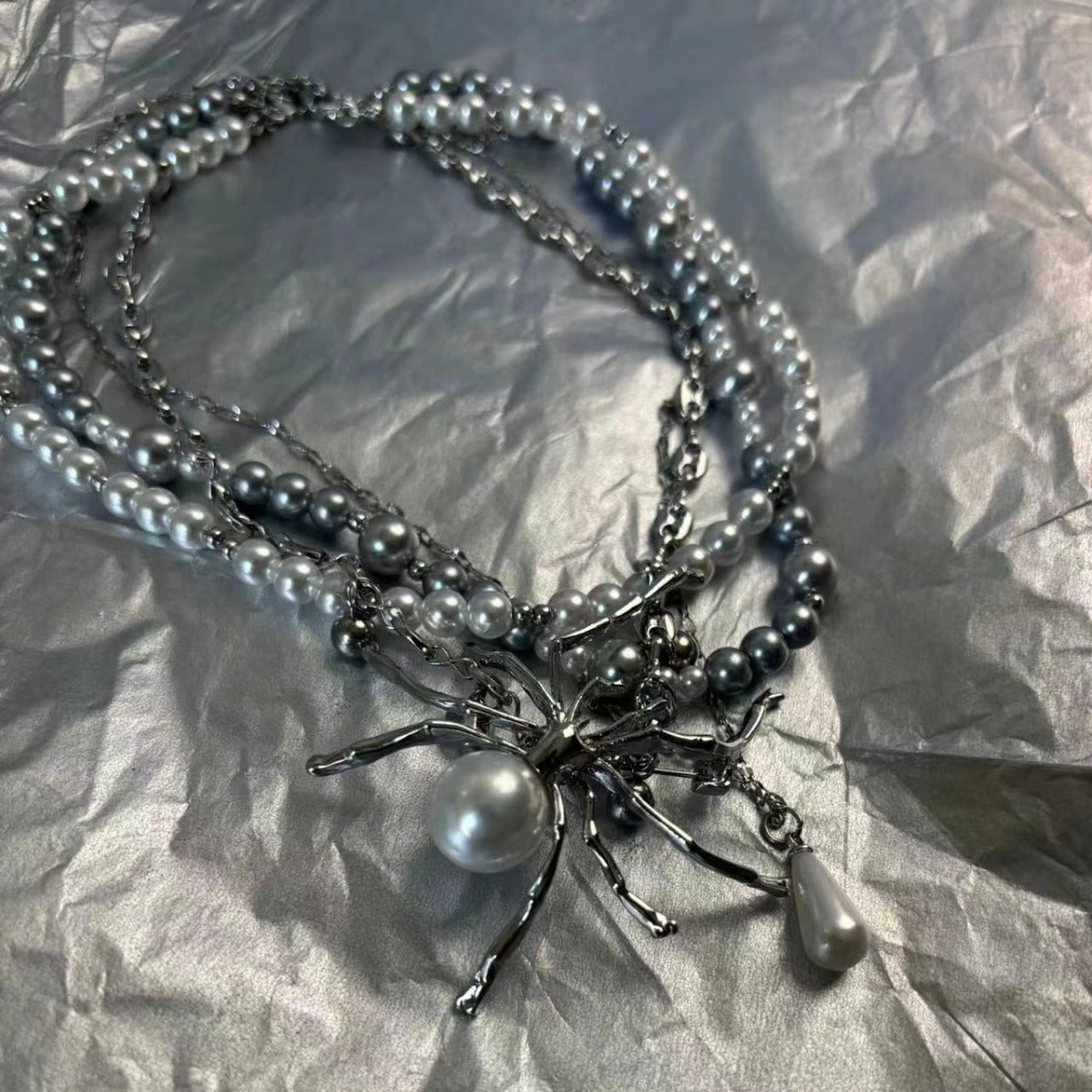 Spicy Girl – Halsband mit weißen Spinnenperlen