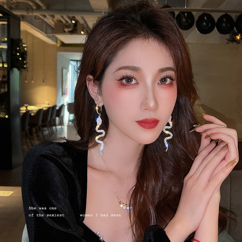 Creolen mit Schlangenmotiv und glänzendem Strass