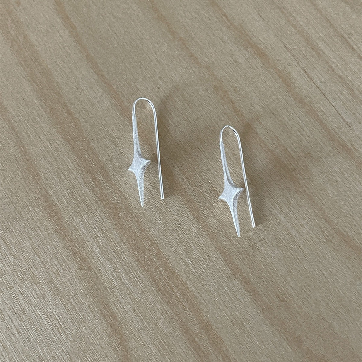 Designer-Ohrhänger mit Stern-Anhänger in Silber