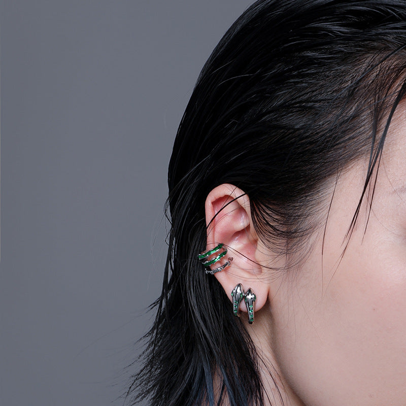 Kleine, schicke Creolen in Grün mit Schlangenmotiv