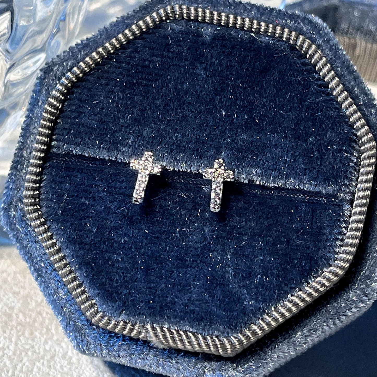 Schicke, glänzende Ohrstecker mit Mini-Kreuz aus Zirkonia für Unisex