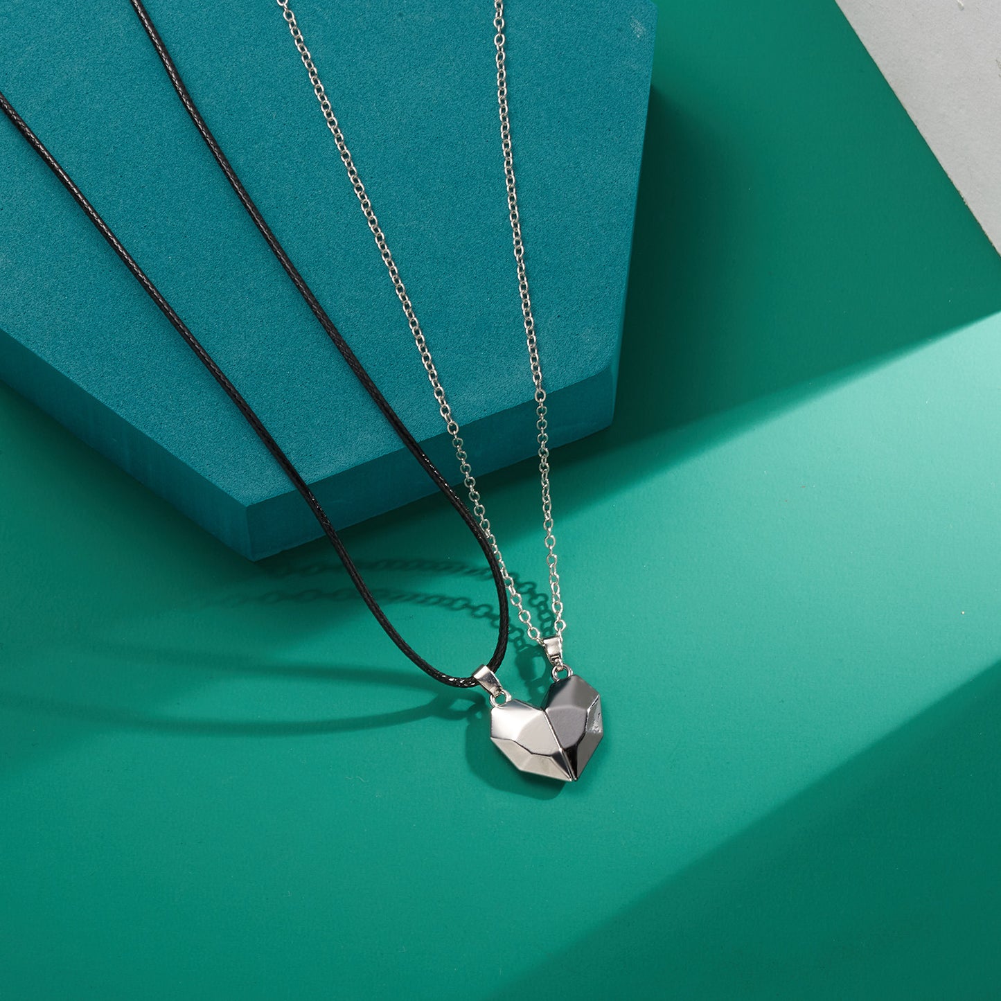 Magnetische Halskette für Paare aus Metall mit Herzmotiv