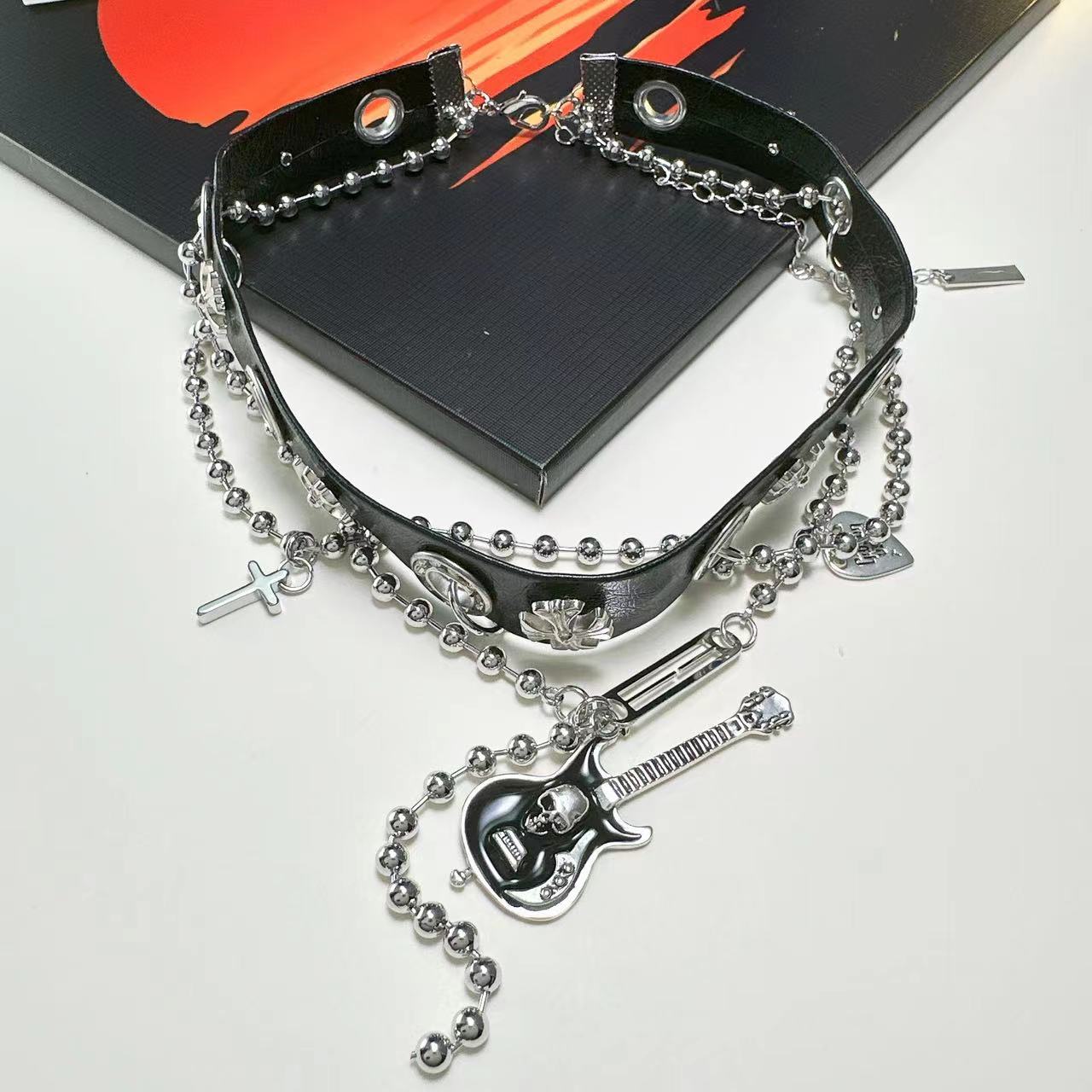 Designer-Gitarren-Halsband im Gothic-Stil