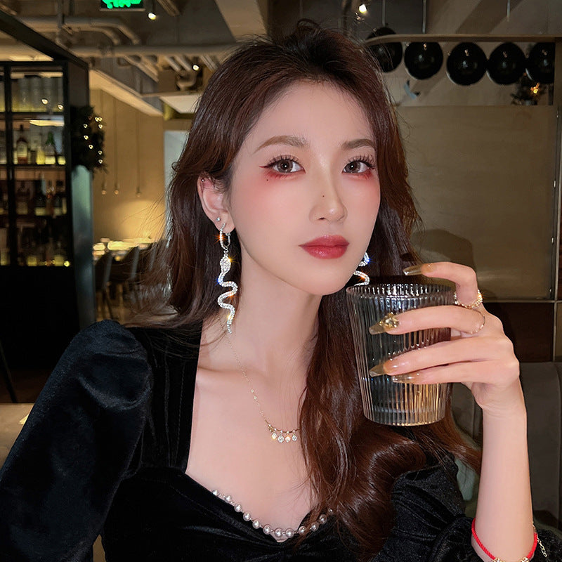 Creolen mit Schlangenmotiv und glänzendem Strass