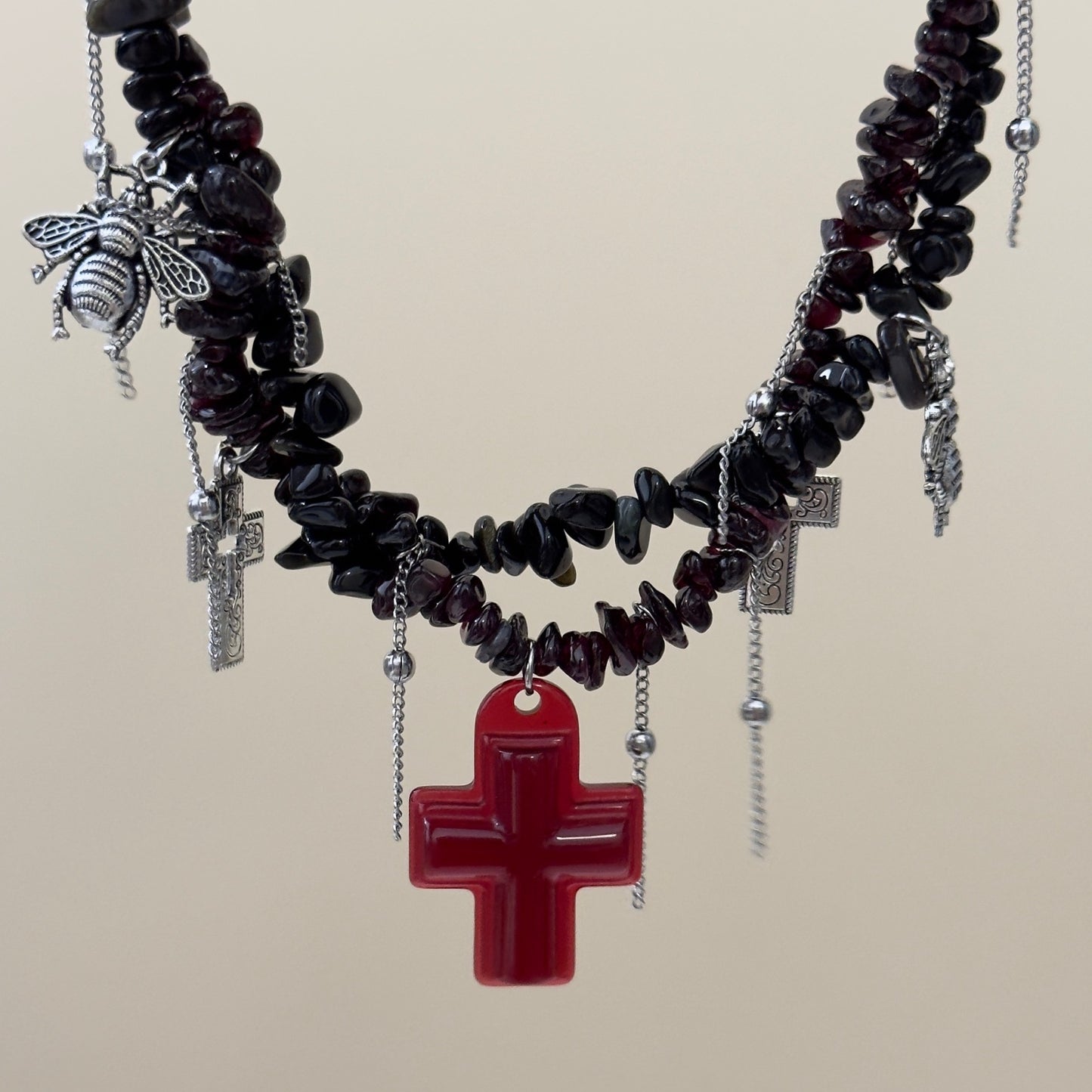 Rotes Kreuz - Gothic Style - Quasten-Halsband