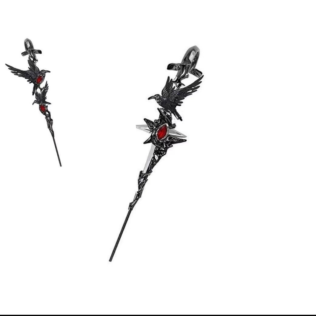 Schwarzer Rabe, Roter Strass-Ohrring