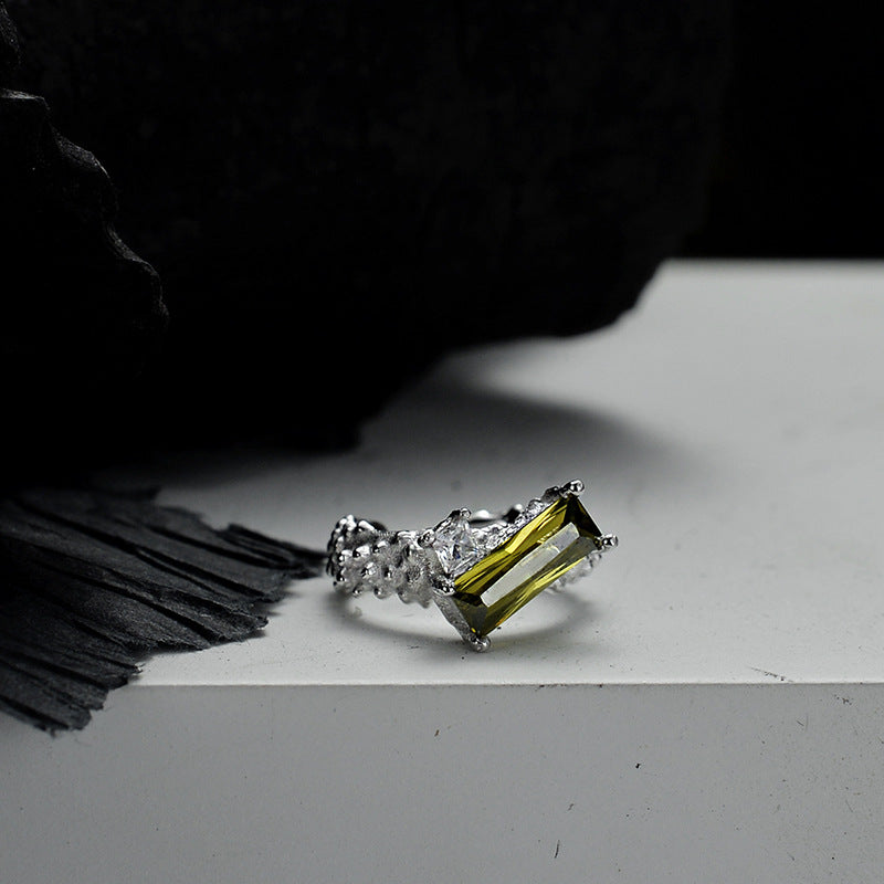 Designer Ohrklemme aus S925 Silber mit grünem Strass