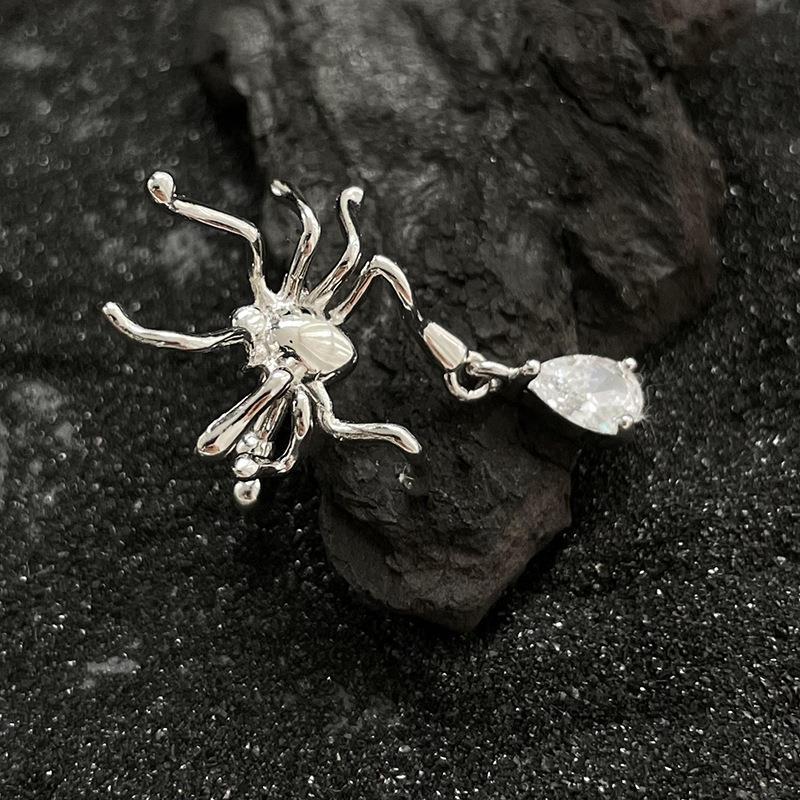 Ohrmanschette mit silbernem Spinnen-Strass im Gothic-Stil (einzeln)