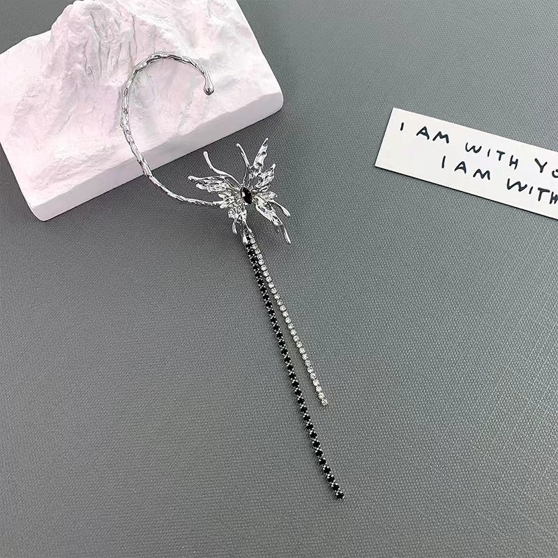 Ausgefallener Designer-Ohrstecker mit Schmetterlingsquaste