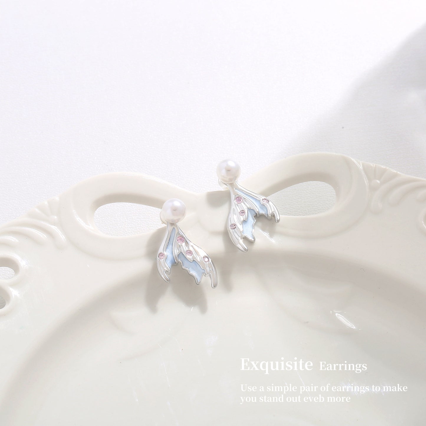 Rafayel – Ohrstecker mit blauem Fischschwanz und weißer Perle