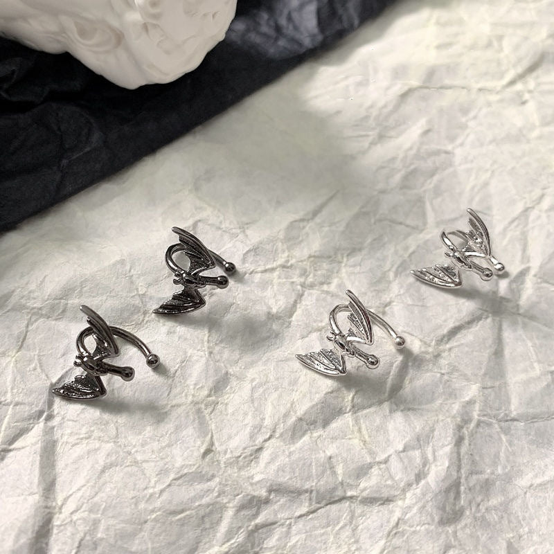 Niedlicher kleiner Unisex-Ohrclip aus Metall mit Fledermausmotiv (ein Paar)