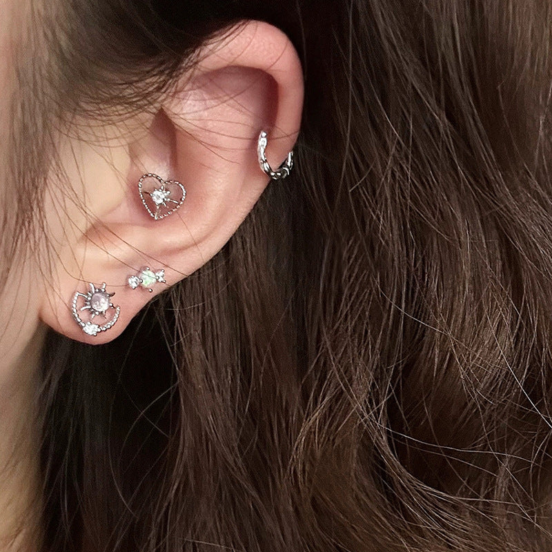 Süße silberne Ohrstecker mit hohlem Strasssteinchen