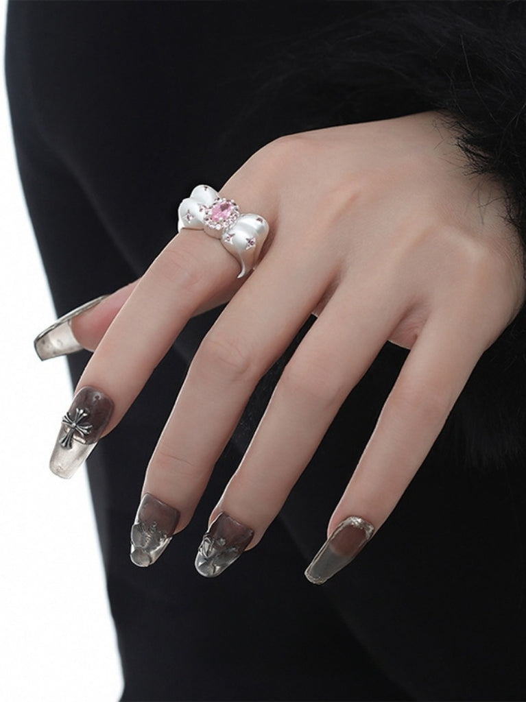 Süßer Mädchen-Ring mit silberner Schleife und rotem Strass