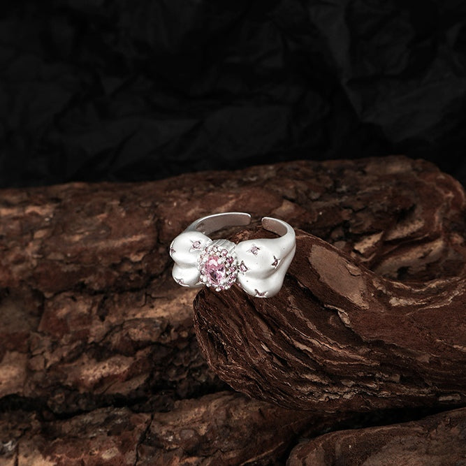 Süßer Mädchen-Ring mit silberner Schleife und rotem Strass