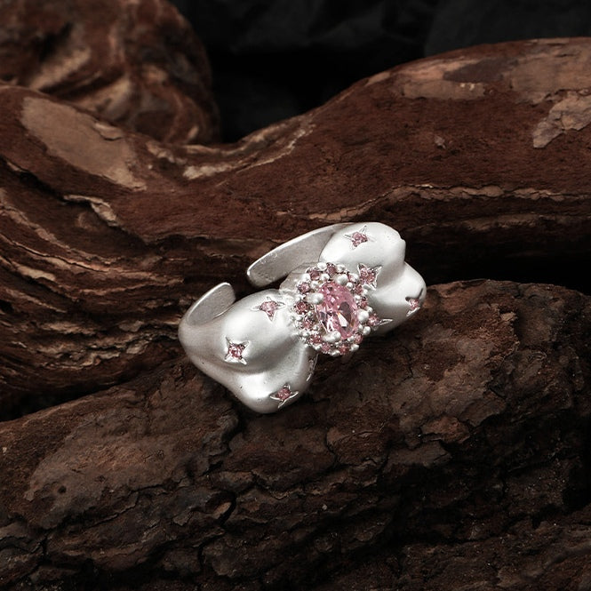 Süßer Mädchen-Ring mit silberner Schleife und rotem Strass