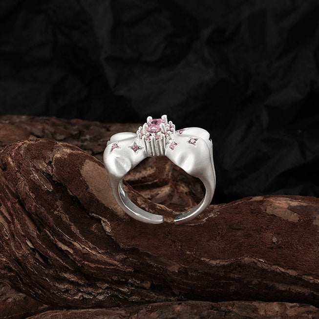 Süßer Mädchen-Ring mit silberner Schleife und rotem Strass