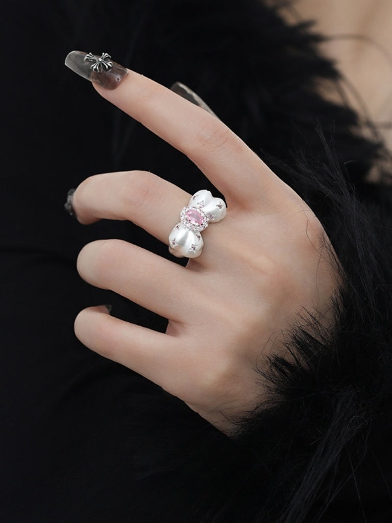 Süßer Mädchen-Ring mit silberner Schleife und rotem Strass