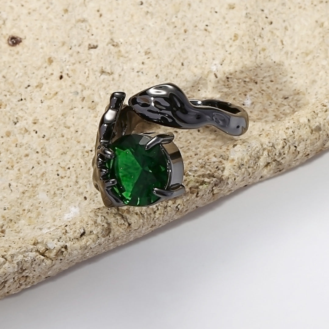 Offener Ring im Gothic Dark Style mit geschnitztem Grün