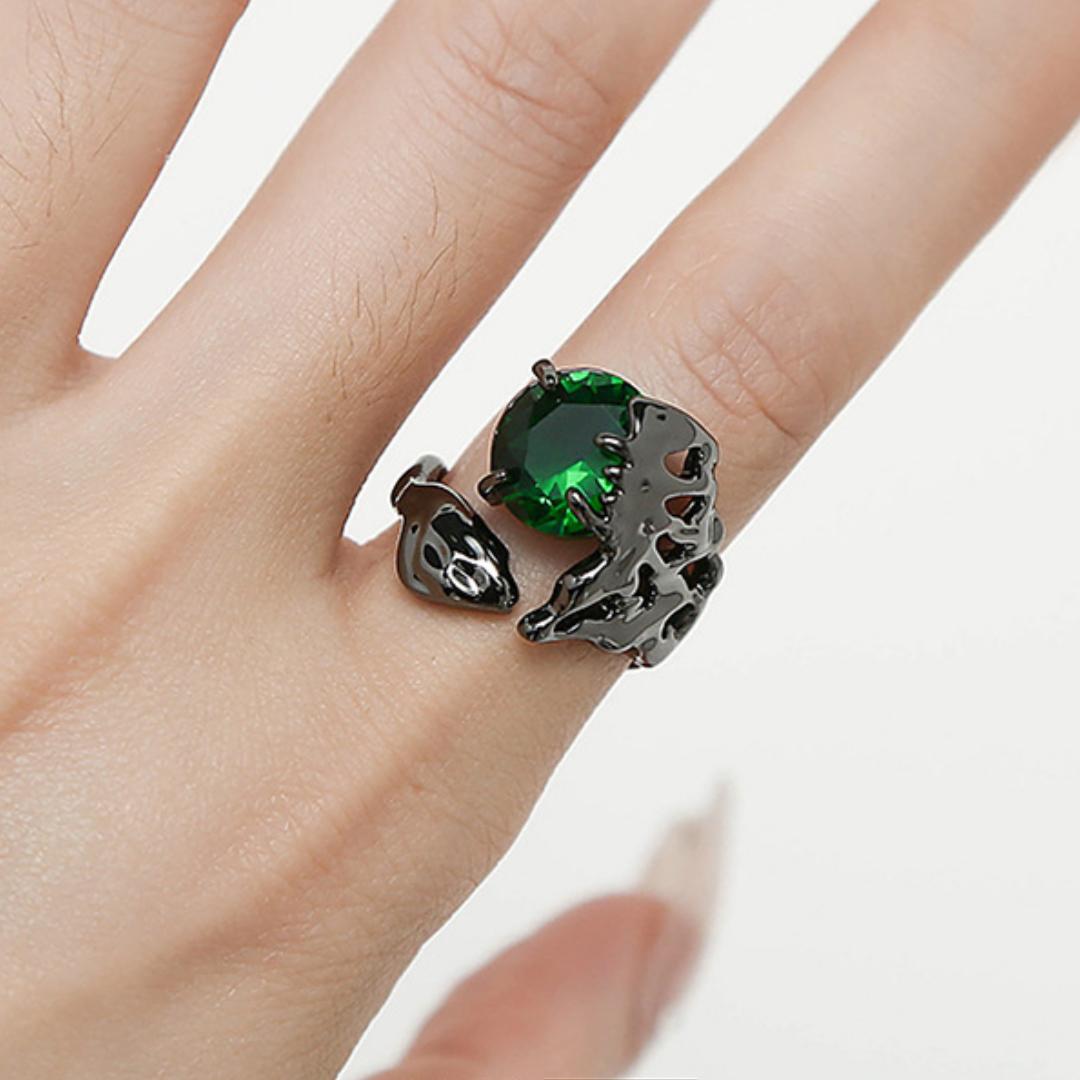 Offener Ring im Gothic Dark Style mit geschnitztem Grün