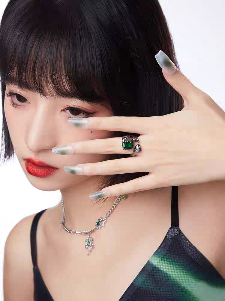 Offener Ring im Gothic Dark Style mit geschnitztem Grün