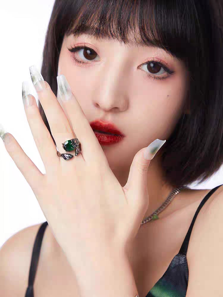 Offener Ring im Gothic Dark Style mit geschnitztem Grün