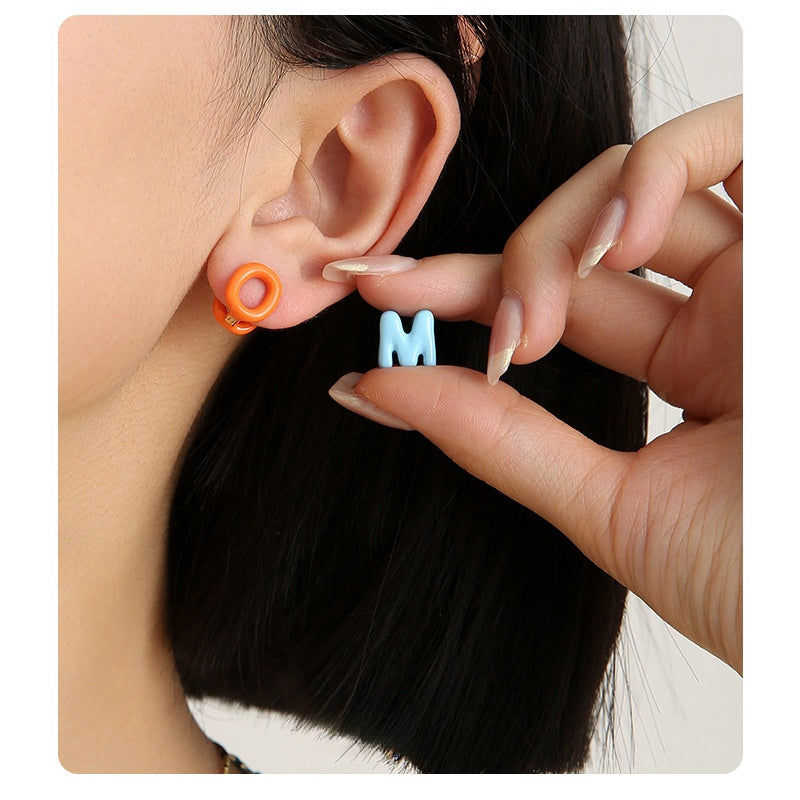 Süße Ohrstecker mit bunten Buchstaben im Y2K-Stil (einzeln)