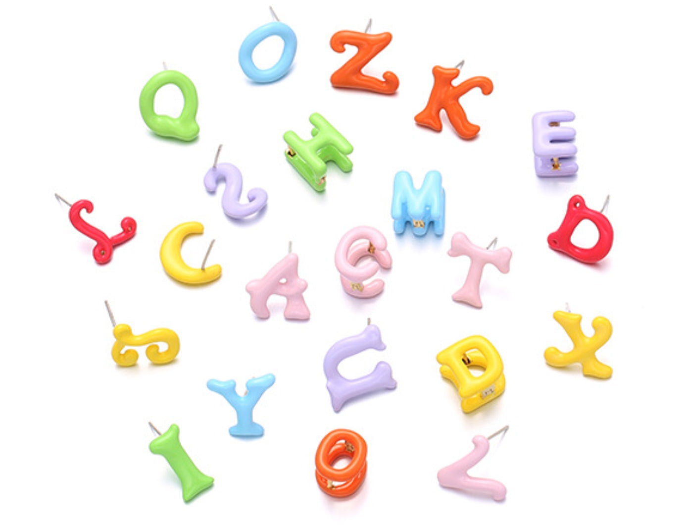 Süße Ohrstecker mit bunten Buchstaben im Y2K-Stil (einzeln)
